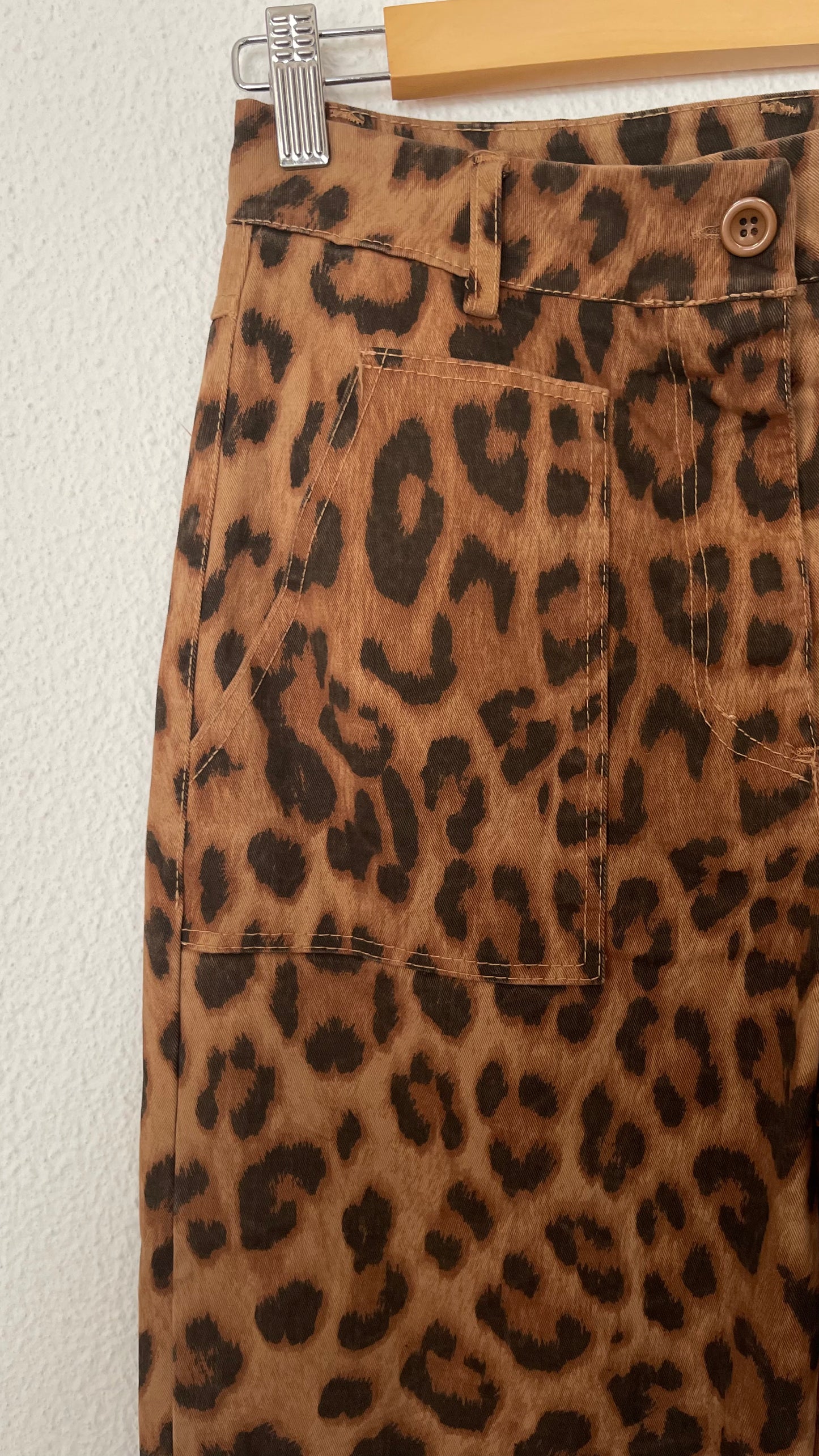 WILD | Calças estampado leopardo com bolsos