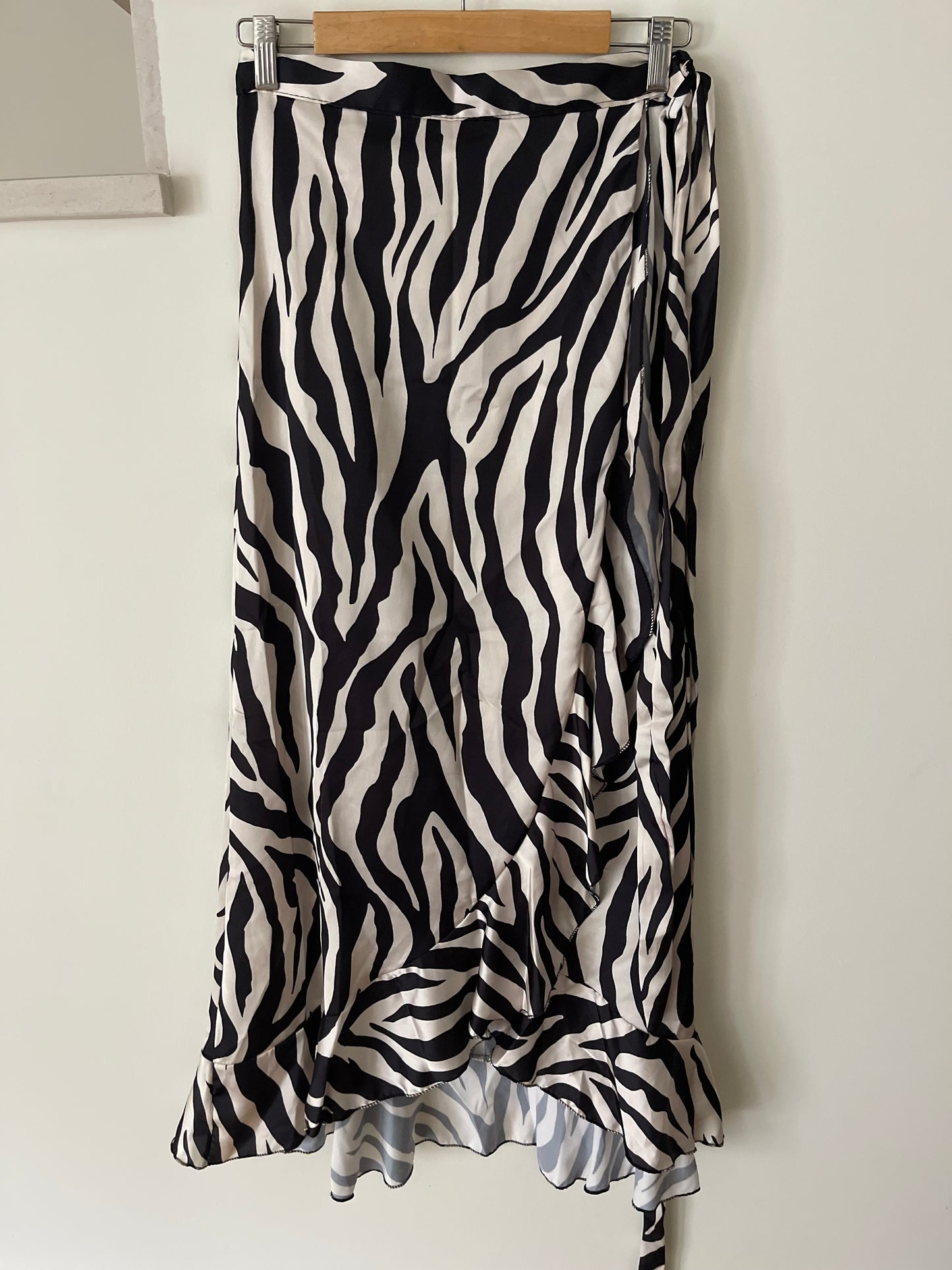 ZEBRA | Saia midi com folho