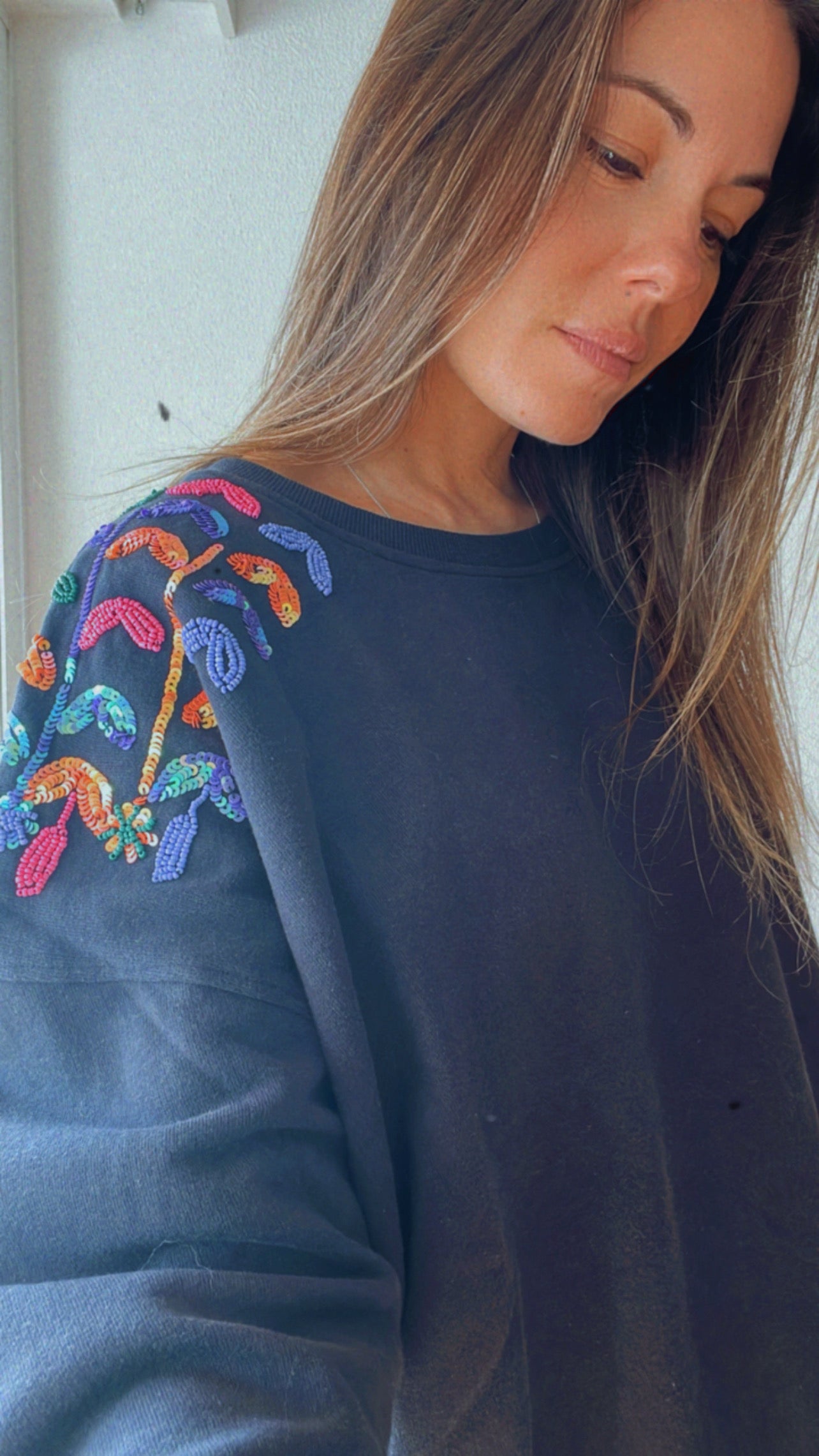 BLOOM | Sweat com pétalas coloridas em missangas