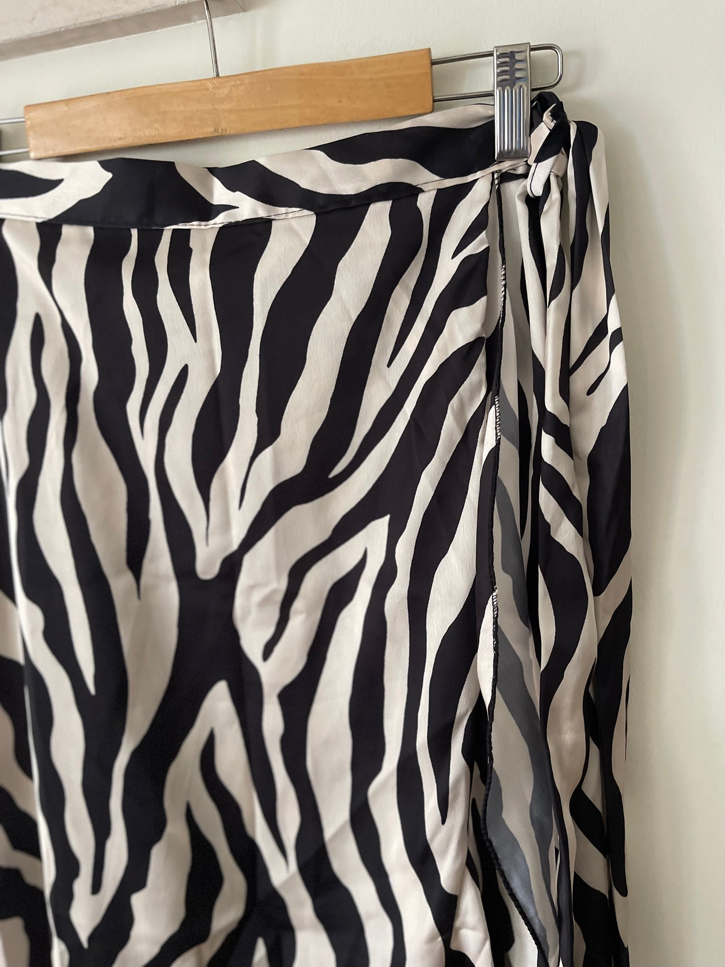 ZEBRA | Saia midi com folho