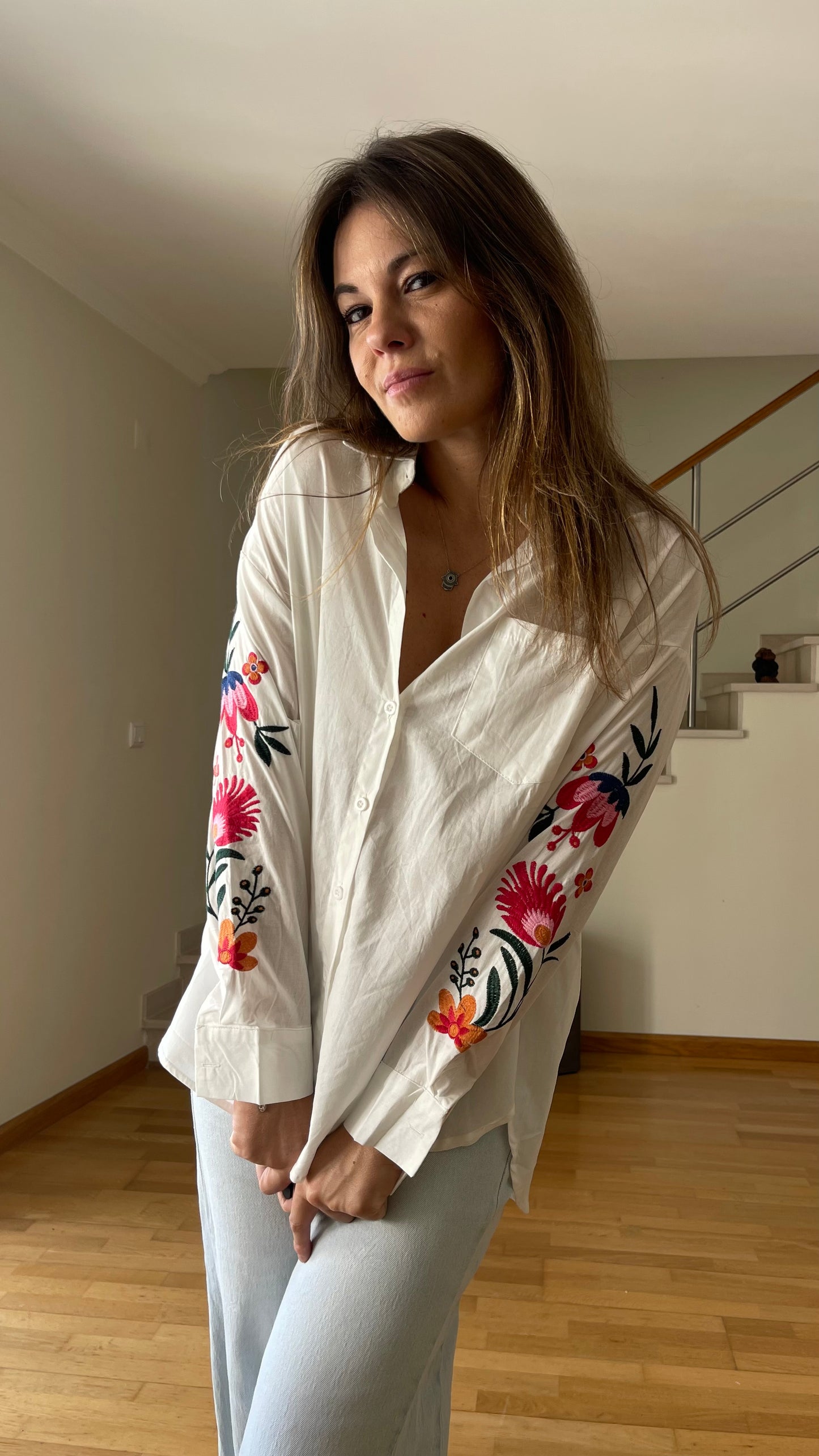 CARMO | Camisa com flores bordadas