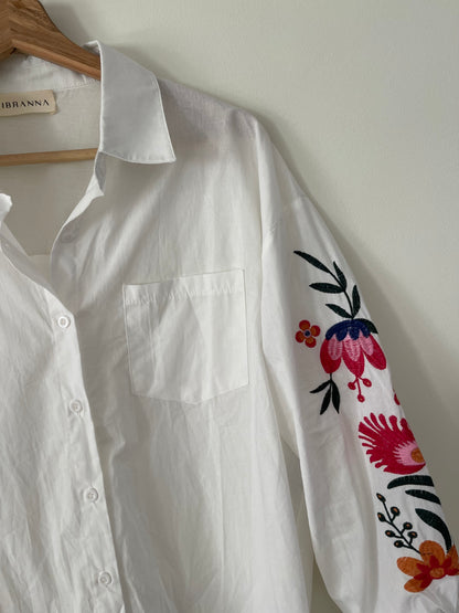 CARMO | Camisa com flores bordadas