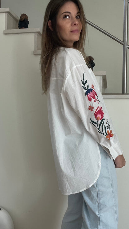 CARMO | Camisa com flores bordadas